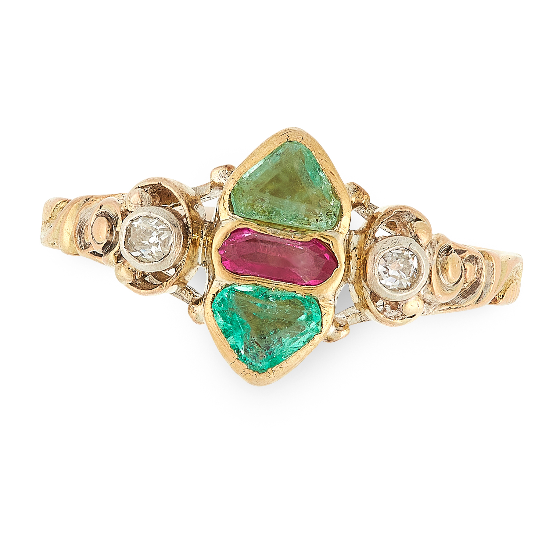 AN ANTIQUE GEORGIAN RUBY, EMERALD AND DIAMOND RING in high carat yellow gold, set with a fancy cut