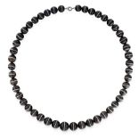 A BANDED AGATE BEAD NECKLACE comprising of a single row of graduated banded agate beads of 19.5mm-