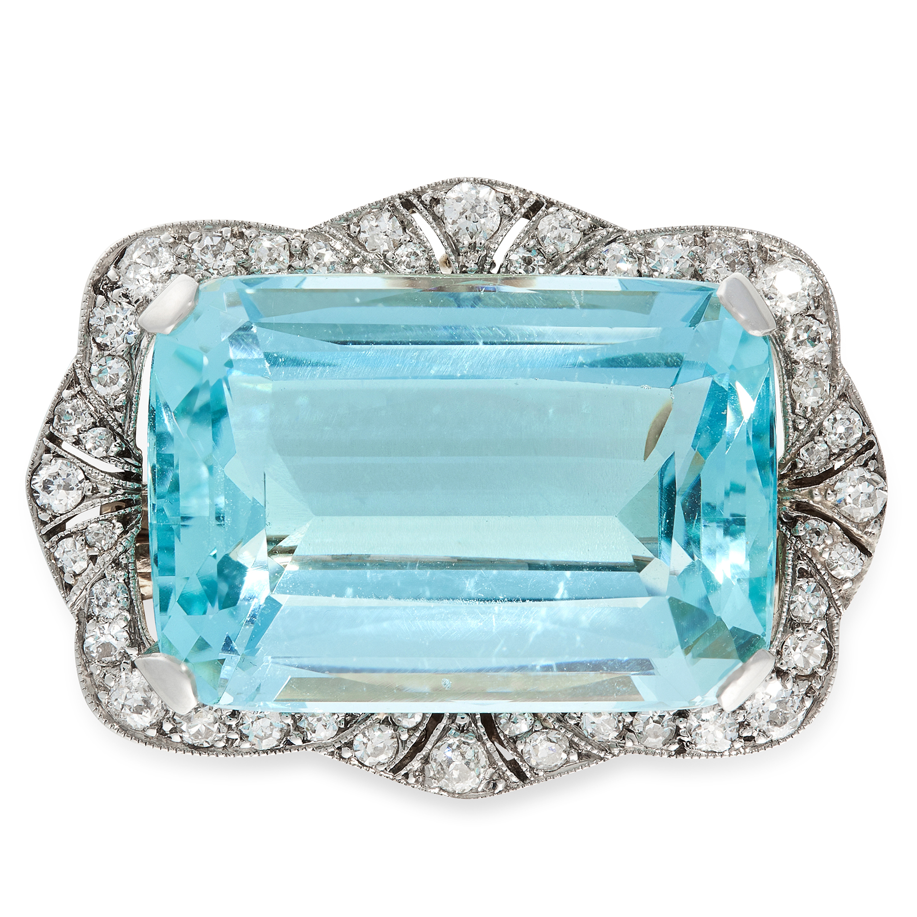 AN ART DECO AQUAMARINE AND DIAMOND PENDANT / BROOCH in yellow gold and platinum, set with a