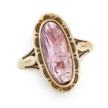 AN ANTIQUE CARVED AMETHYST RING, EARLY 20TH CENTURY in 15ct yellow gold, in the Egyptian revival