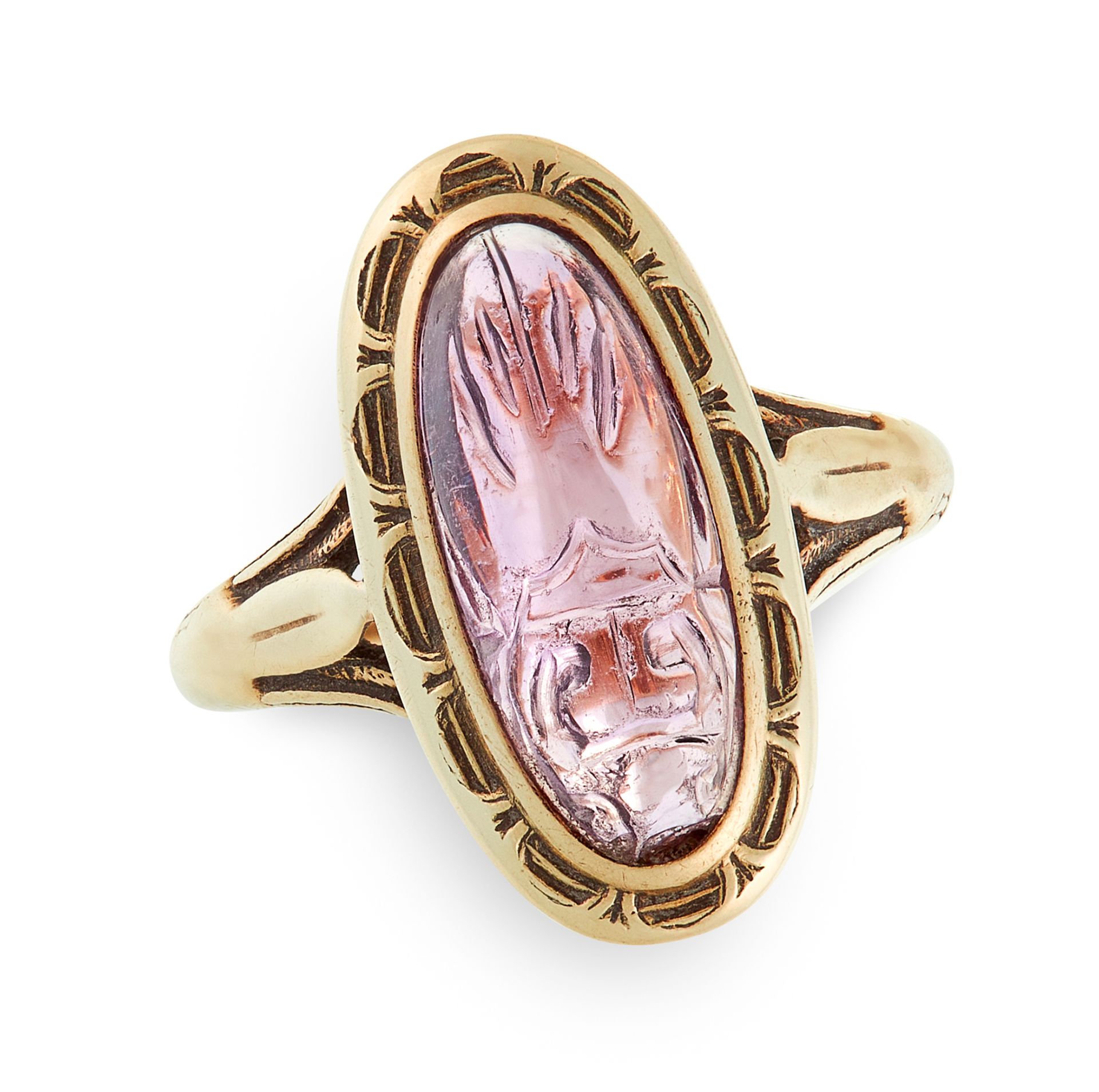 AN ANTIQUE CARVED AMETHYST RING, EARLY 20TH CENTURY in 15ct yellow gold, in the Egyptian revival