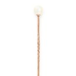 AN ANTIQUE NATURAL PEARL TIE / STICK PIN in yellow gold, the pin surmounted by a pearl of 6.1mm,