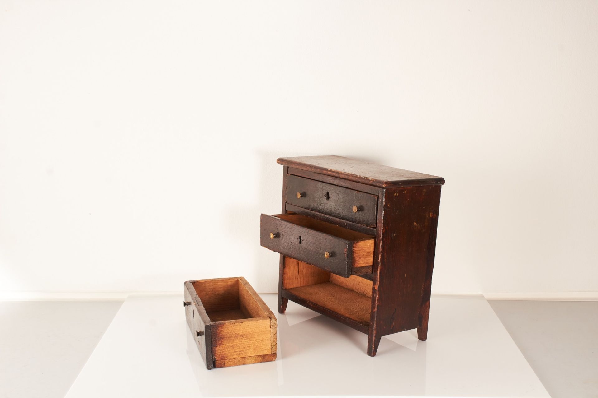 A mid to late 19th century stained oak miniature or ‘apprentice’ chest of drawers, English circa 188 - Bild 2 aus 2