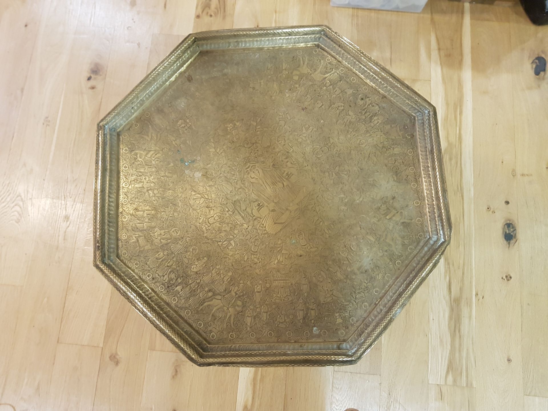 AN INDIAN WOODEN AND BRASS SIDE TABLE of octagonal design with flat chased decoration to the - Bild 2 aus 2