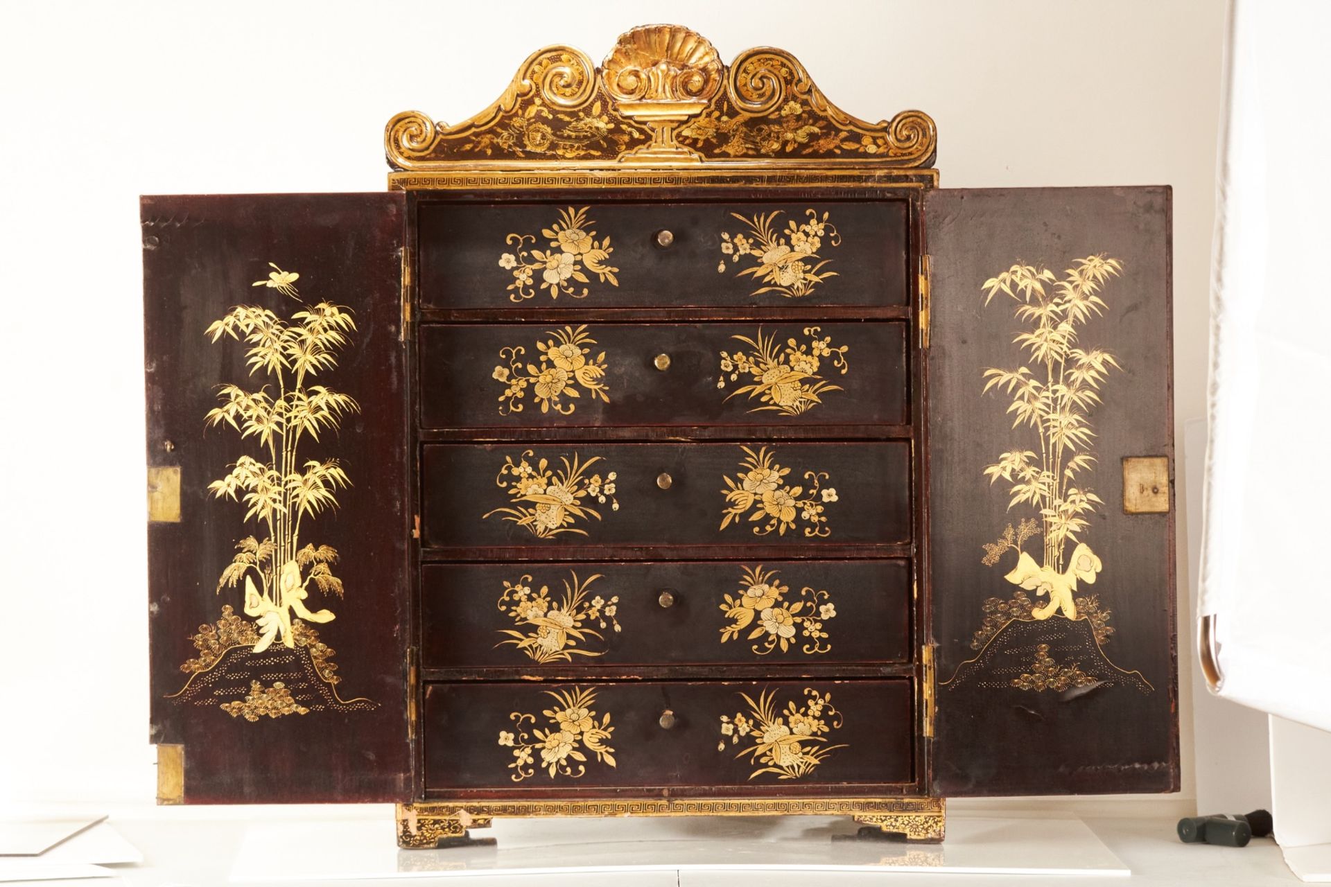 A mid-19th century Chinese export lacquer table cabinet, circa 1860 - Bild 2 aus 4