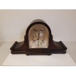 AN EARLY 20TH CENTURY MANTLE CLOCK