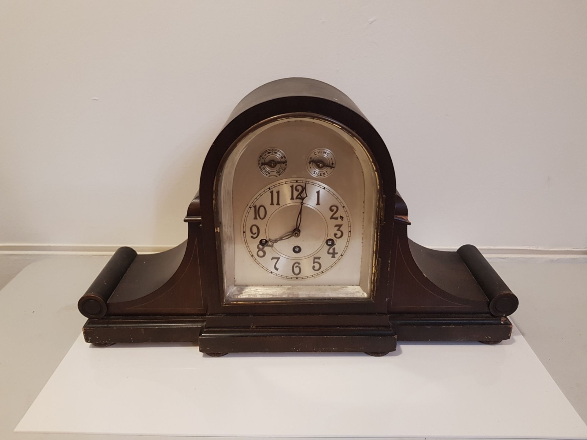 AN EARLY 20TH CENTURY MANTLE CLOCK