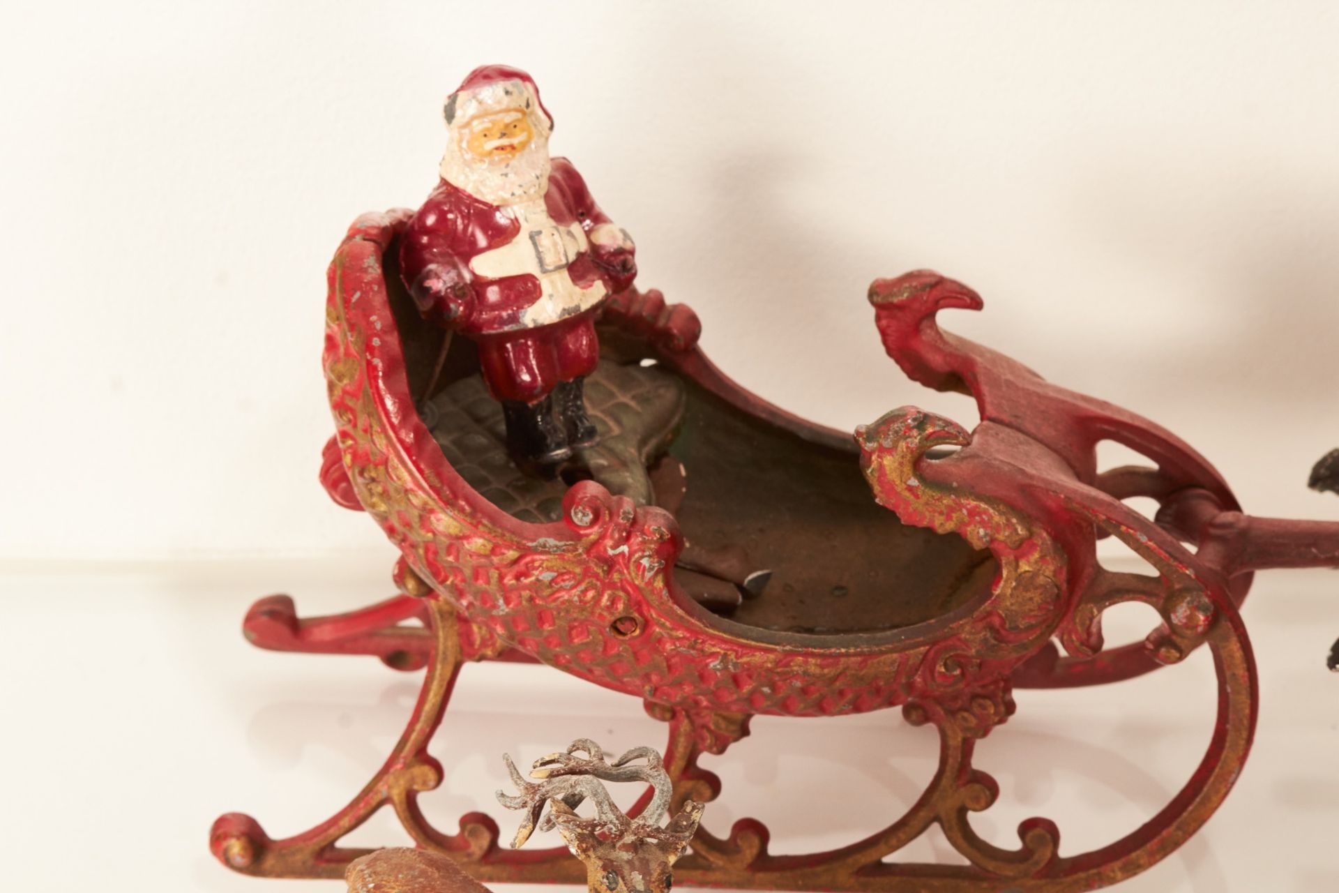 A mid-20th century die-cast model of Santa’s sleigh and two reindeer - Bild 2 aus 2