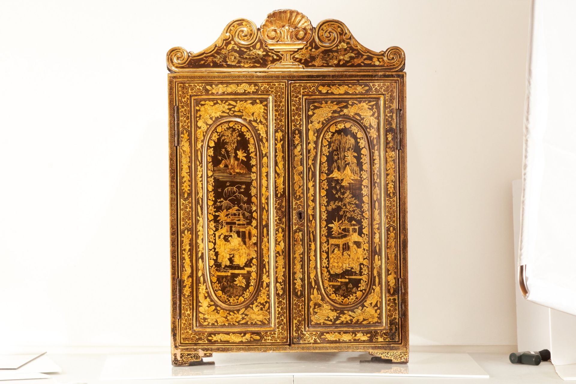 A mid-19th century Chinese export lacquer table cabinet, circa 1860 - Bild 3 aus 4