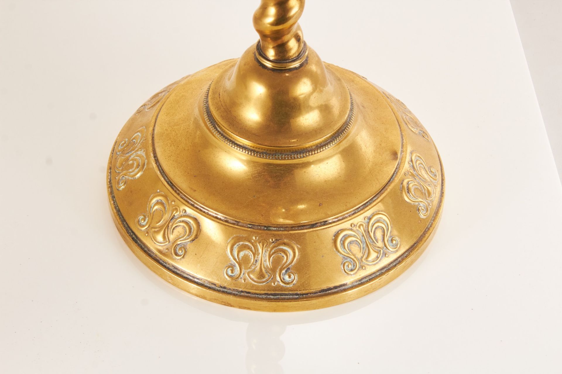 A mid-20th century English brass-effect standing ash tray, circa 1960 by Beldray - Bild 2 aus 3