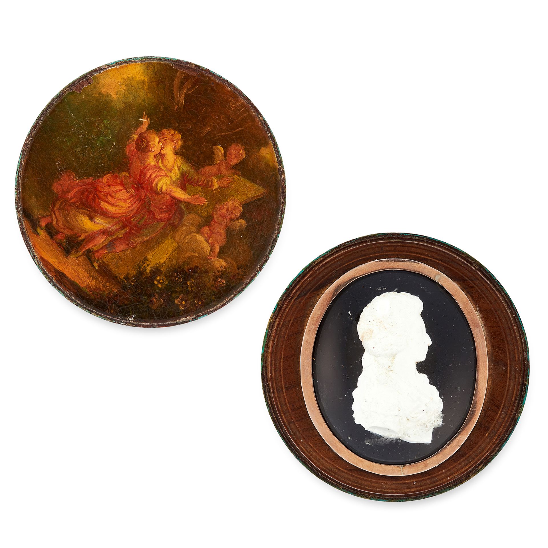 AN ANTIQUE FRAMED CAMEO the circular wooden frame with inset gold mounted oval aperture featuring