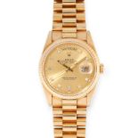 A GENT'S OYSTER PERPETUAL DAY-DATE WRIST WATCH, ROLEX in 18ct yellow gold, the gold coloured dial