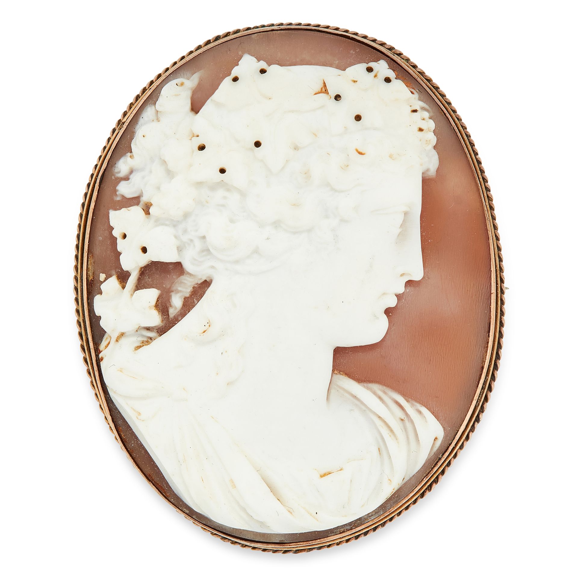 AN ANTIQUE CAMEO BROOCH in yellow gold, set with an oval shell cameo, carved in detail to depict the