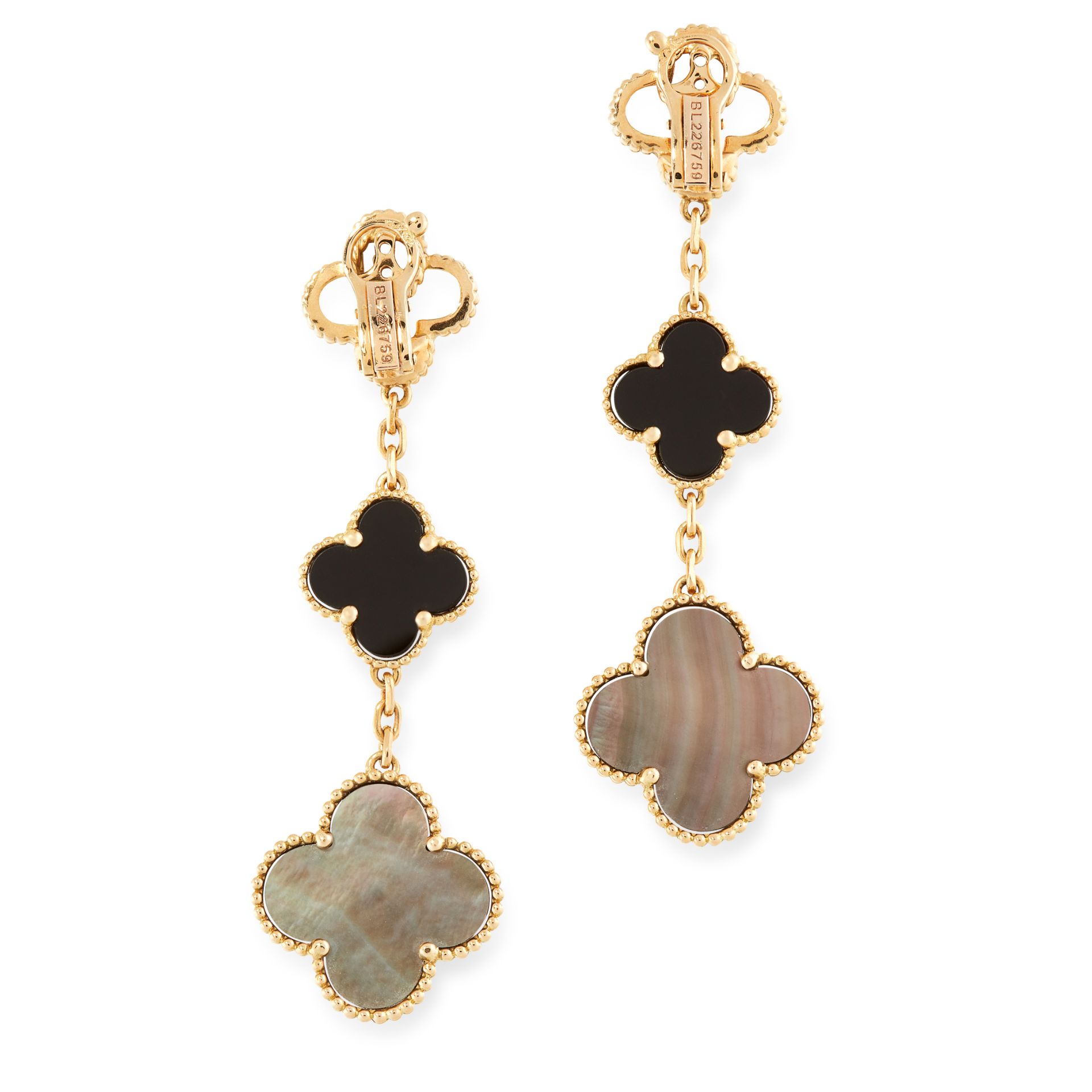 A PAIR OF MOTHER OF PEARL AND ONYX ALHAMBRA EARRINGS, VAN CLEEF & ARPELS in 18ct yellow gold, each - Bild 2 aus 2