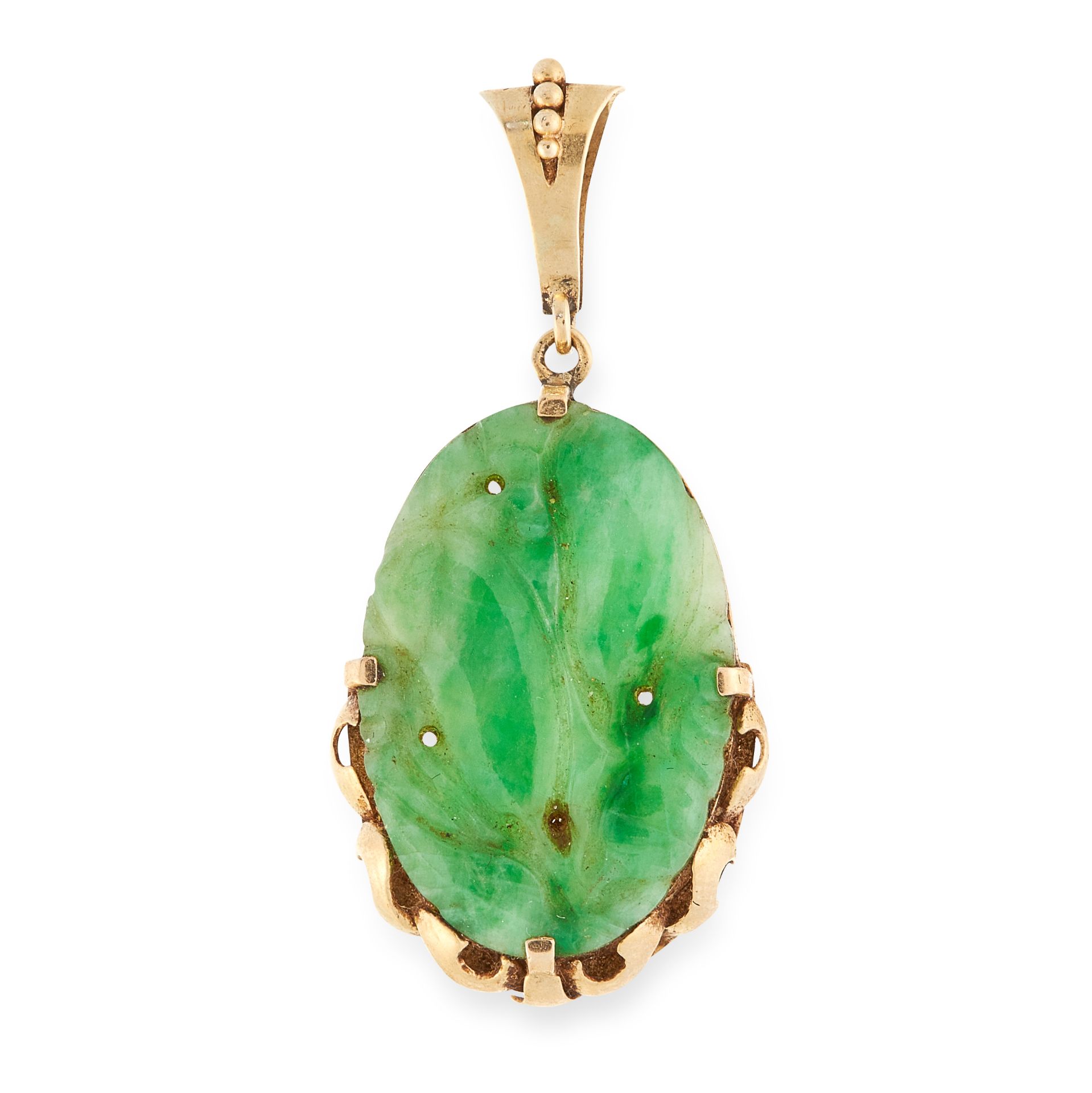 AN ANTIQUE JADEITE JADE PENDANT in yellow gold, set with a single piece of carved jade in a gold