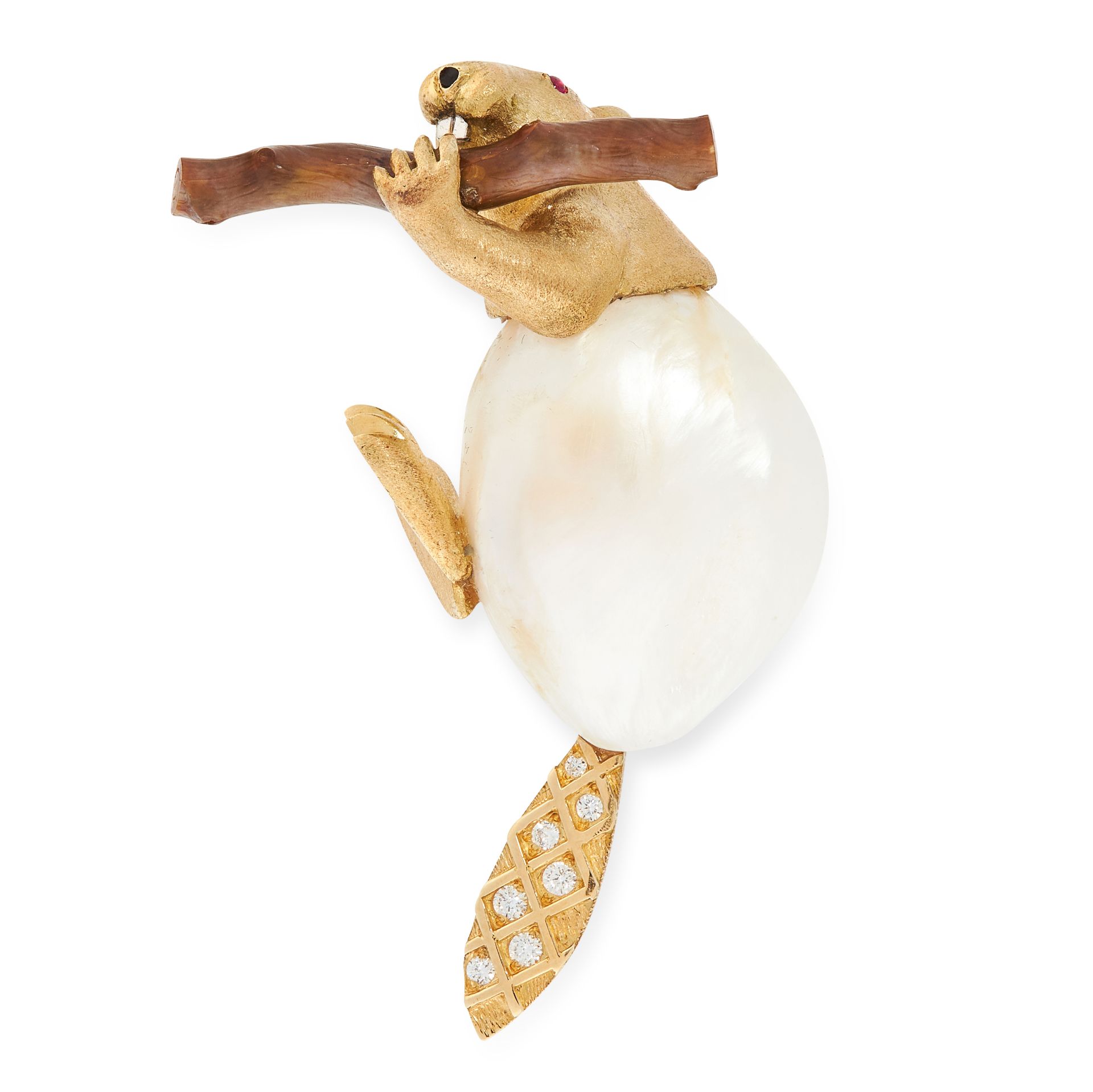 A PEARL, DIAMOND AND RUBY BEAVER BROOCH, E WOLFE & CO in 18ct yellow gold, designed as a beaver - Bild 2 aus 2