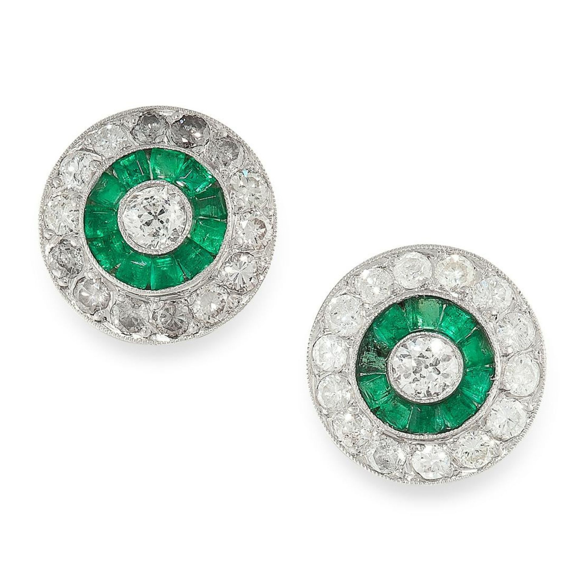 A PAIR OF EMERALD AND DIAMOND STUD EARRINGS of target design, each set at the centre with an old cut - Bild 2 aus 2