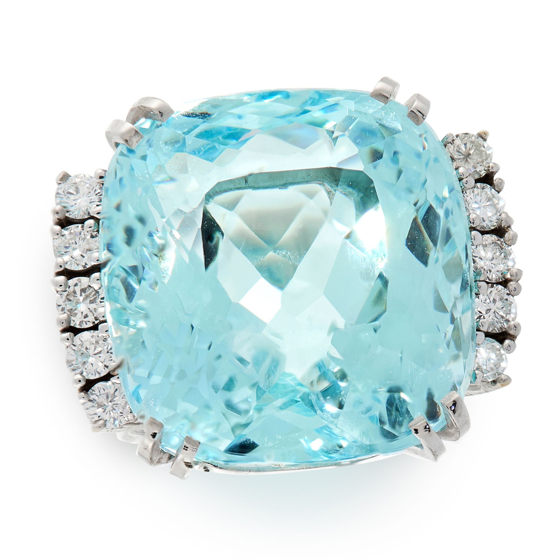 AN AQUAMARINE AND DIAMOND DRESS RING set with a cushion cut aquamarine of 27.76 carats, between rows - Bild 2 aus 2