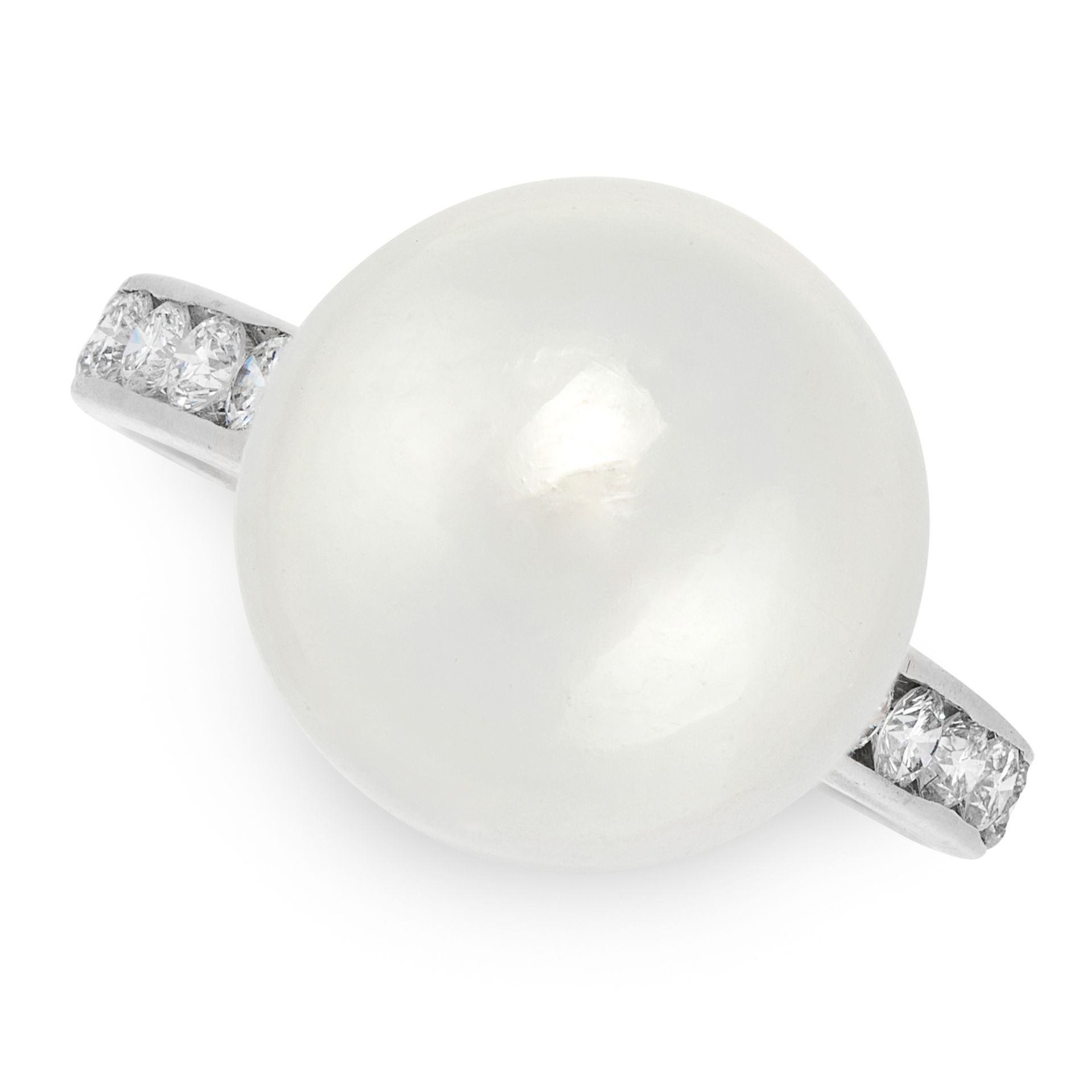 A PEARL AND DIAMOND DRESS RING in 14ct white gold, set with a pearl of 13.7mm, with round cut - Bild 2 aus 2