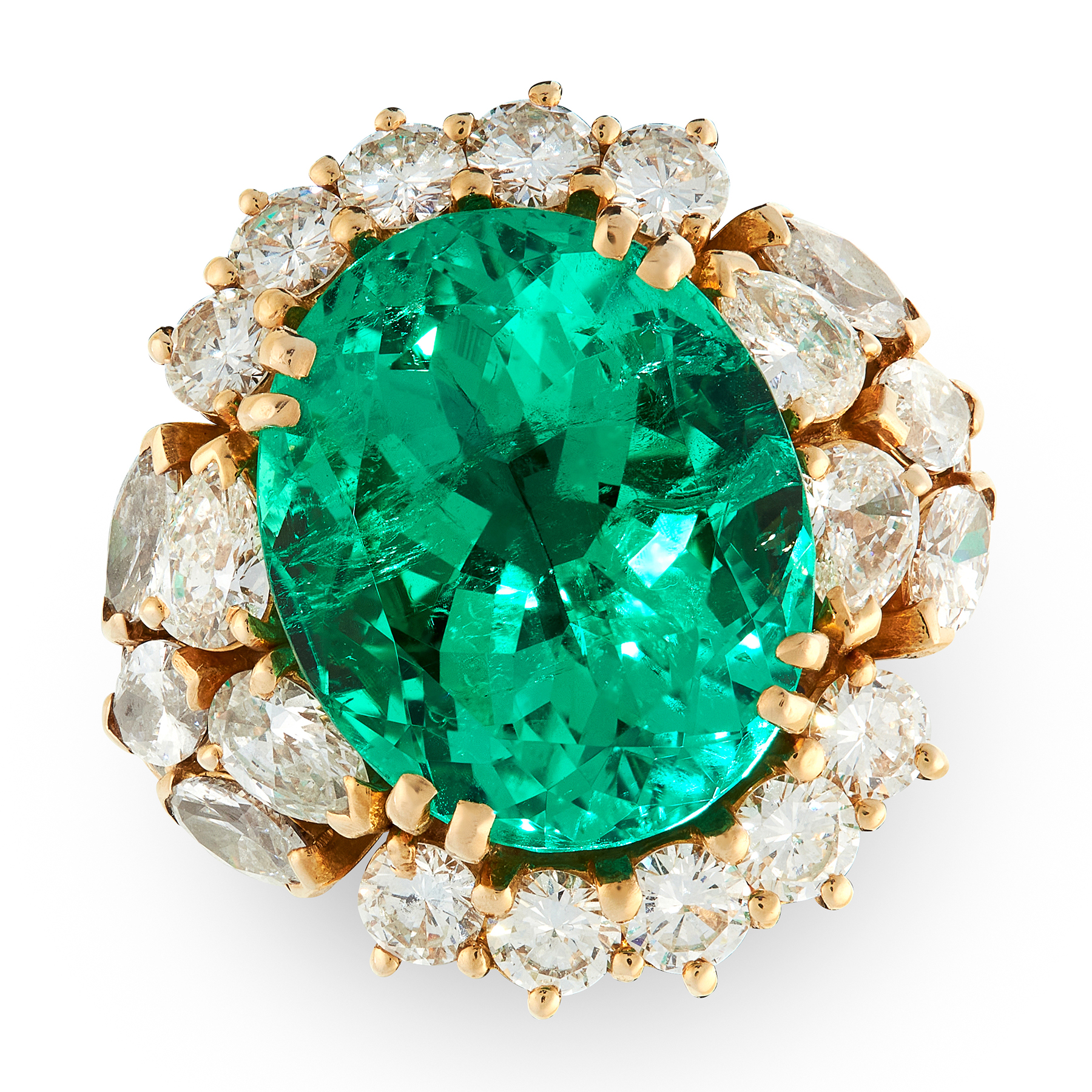 AN IMPORTANT COLOMBIAN EMERALD AND DIAMOND CLUSTER RING in yellow gold, set with an oval cut emerald