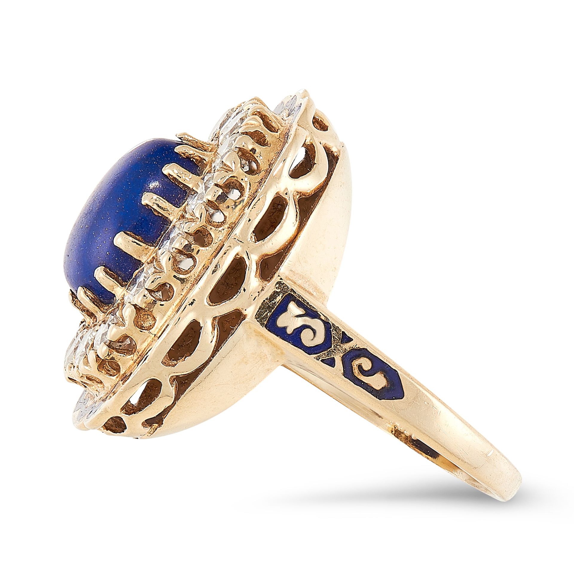 A DIAMOND, ENAMEL AND LAPIS LAZULI RING in 14ct yellow gold, the scalopped edge decorated with - Bild 2 aus 2