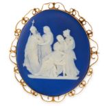 AN ANTIQUE WEDGEWOOD JASPERWARE CAMEO PENDANT / BROOCH in 9ct yellow gold, depicting a scene of four