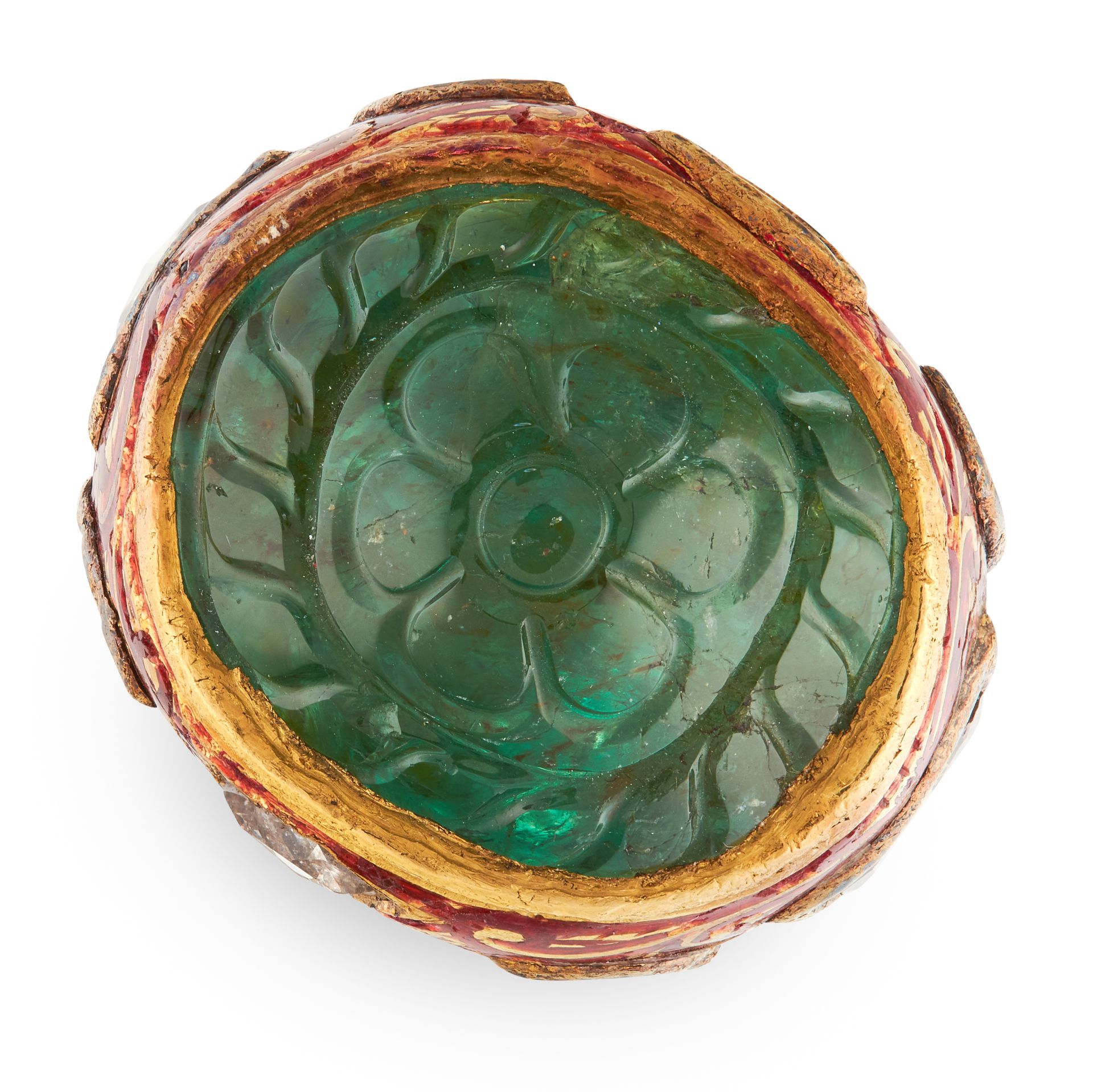 AN ANTIQUE EMERALD, DIAMOND AND ENAMEL RING, INDIAN in high carat yellow gold, set with a Mughal