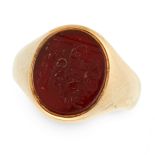 AN ANTIQUE HARDSTONE INTAGLIO SIGNET / SEAL RING in 18ct yellow gold, the face set with an oval