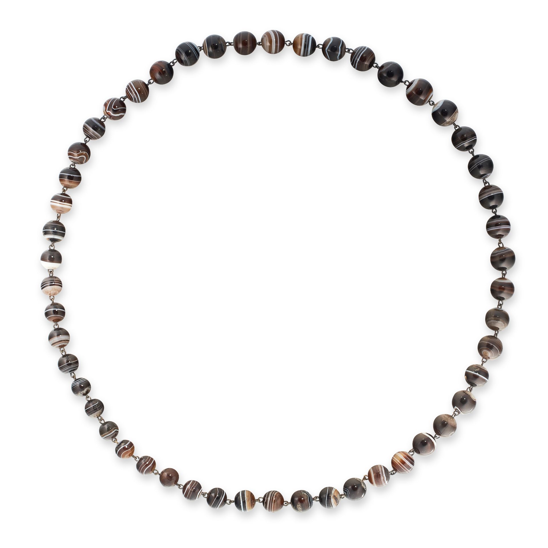 AN ANTIQUE BANDED AGATE SAUTOIR NECKLACE in silver, comprising a single row of fifty graduated