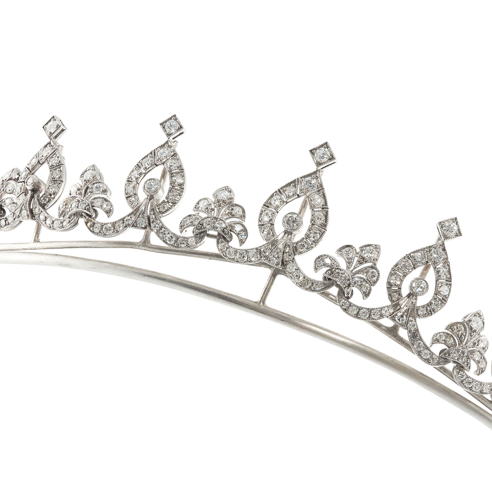 A DIAMOND TIARA in white gold and silver, designed as a row of seven graduated navette motifs - Bild 2 aus 2