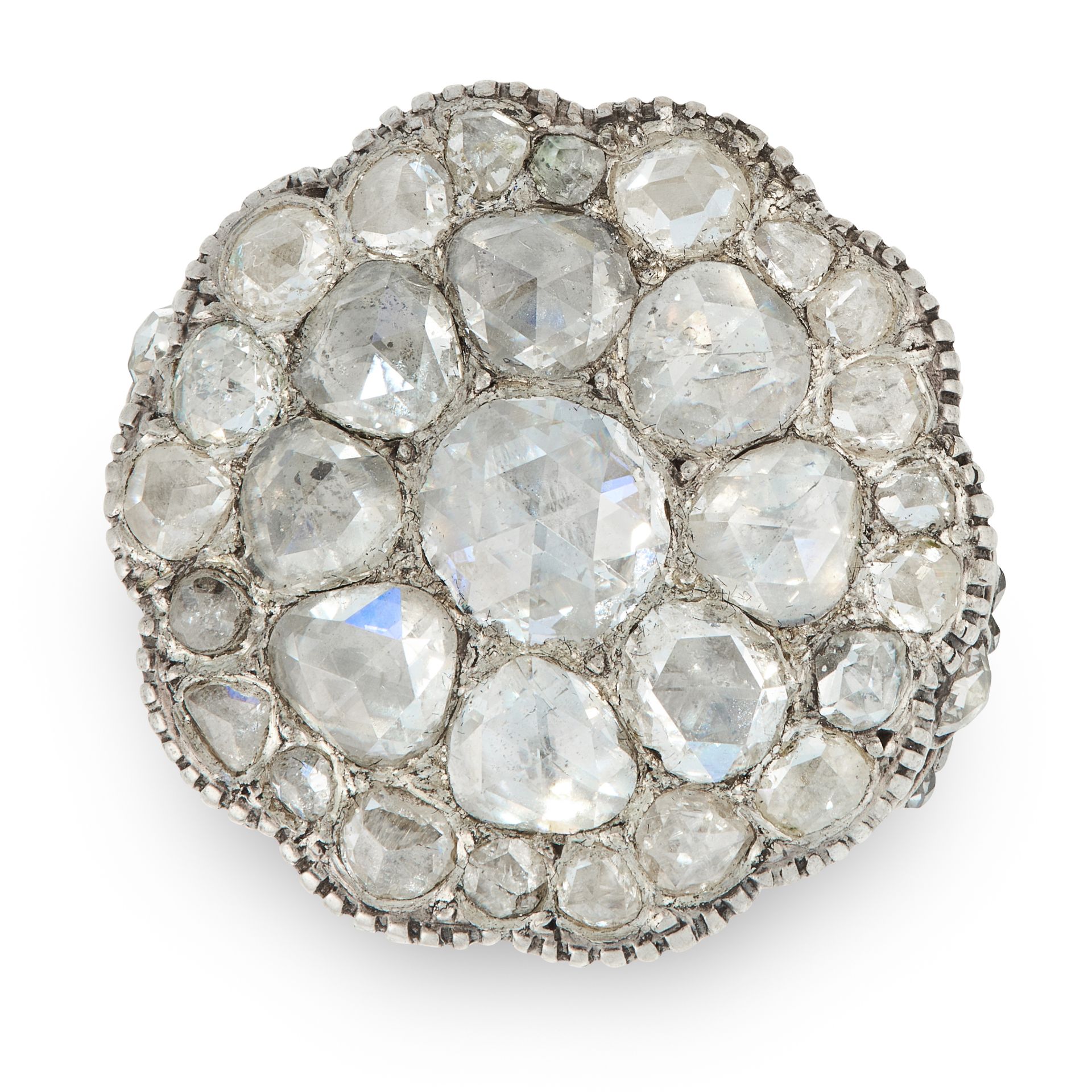 AN ANTIQUE DIAMOND CLUSTER RING, 19TH CENTURY in yellow gold and silver, the scalloped circular face