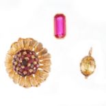 A MIXED LOT OF JEWELLERY in yellow gold, comprising of a ring, in floral design, set with round