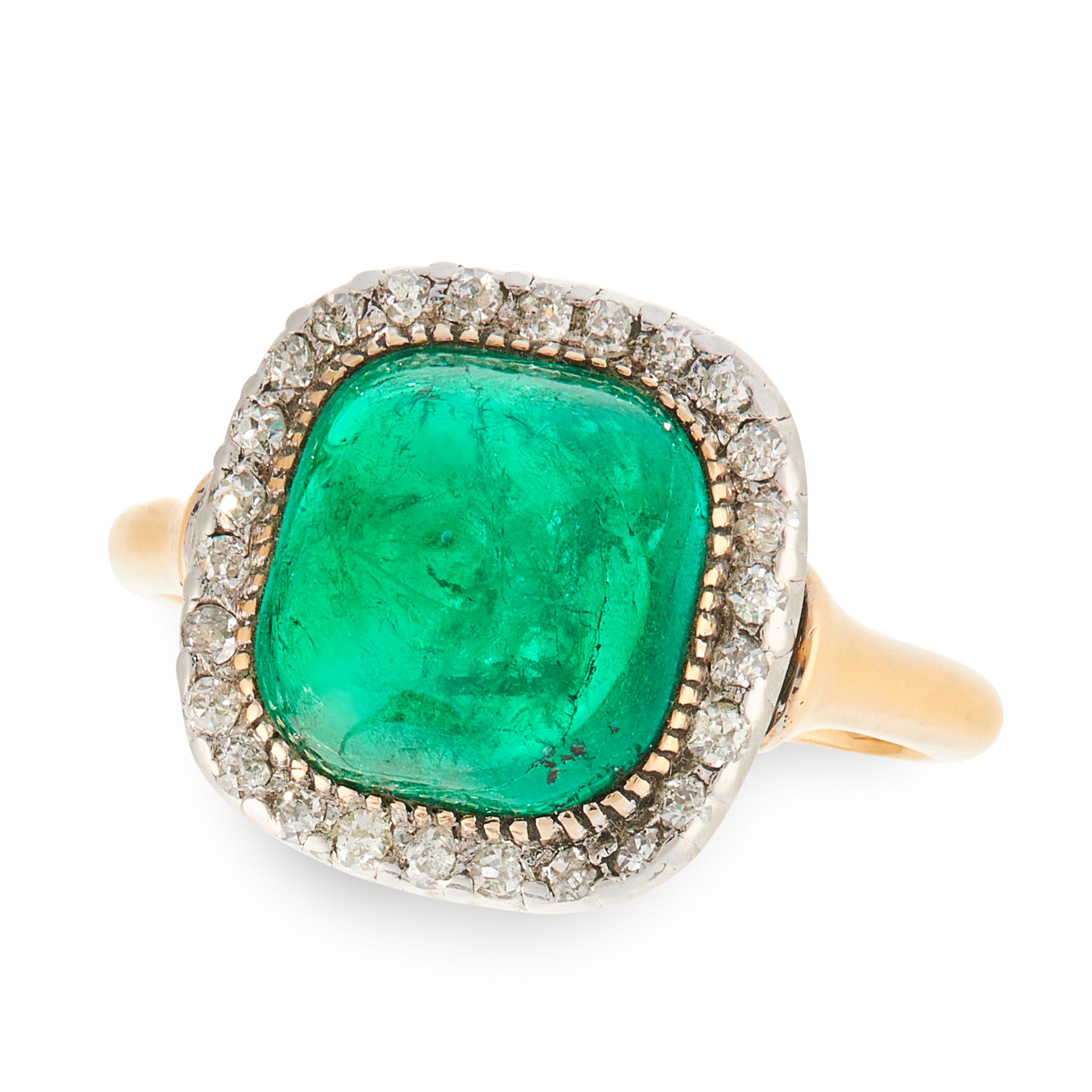 AN ANTIQUE COLOMBIAN EMERALD AND DIAMOND RING in 18ct yellow gold and platinum, set with a sugarloaf