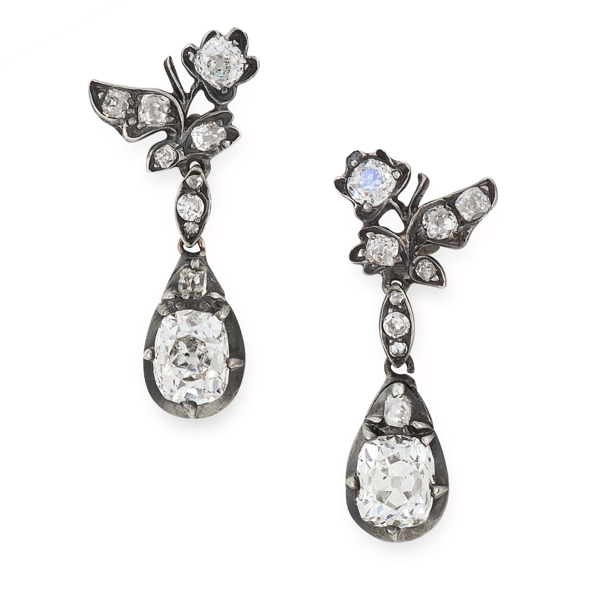 A PAIR OF ANTIQUE DIAMOND DROP EARRINGS, 19TH CENTURY in yellow gold and silver, set with