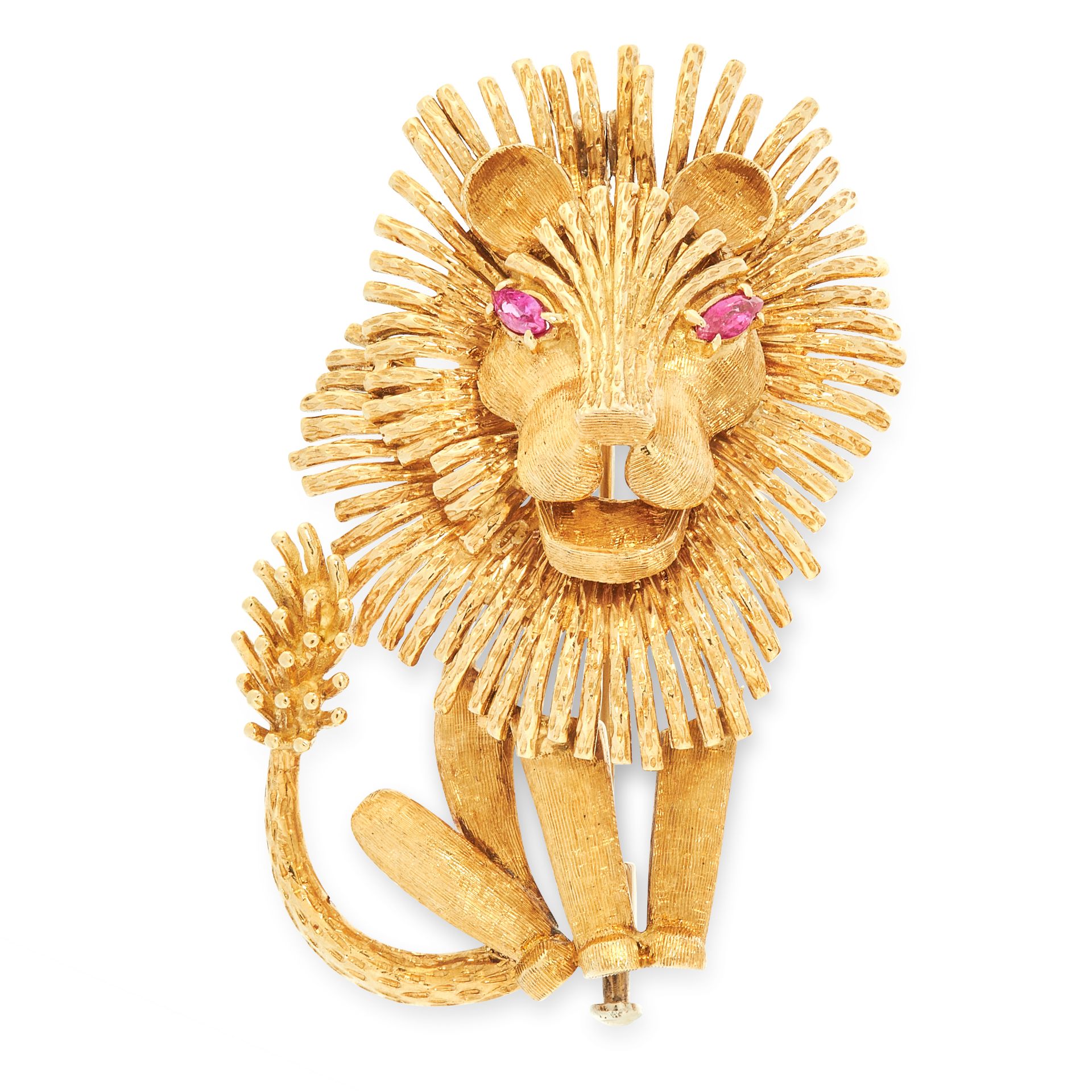 A VINTAGE RUBY LION BROOCH in 18ct yellow gold, designed as a seated lion with textured decoration