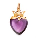 AN ANTIQUE AMETHYST SWEETHEART PENDANT, 19TH CENTURY in yellow gold, set with a polished amethyst