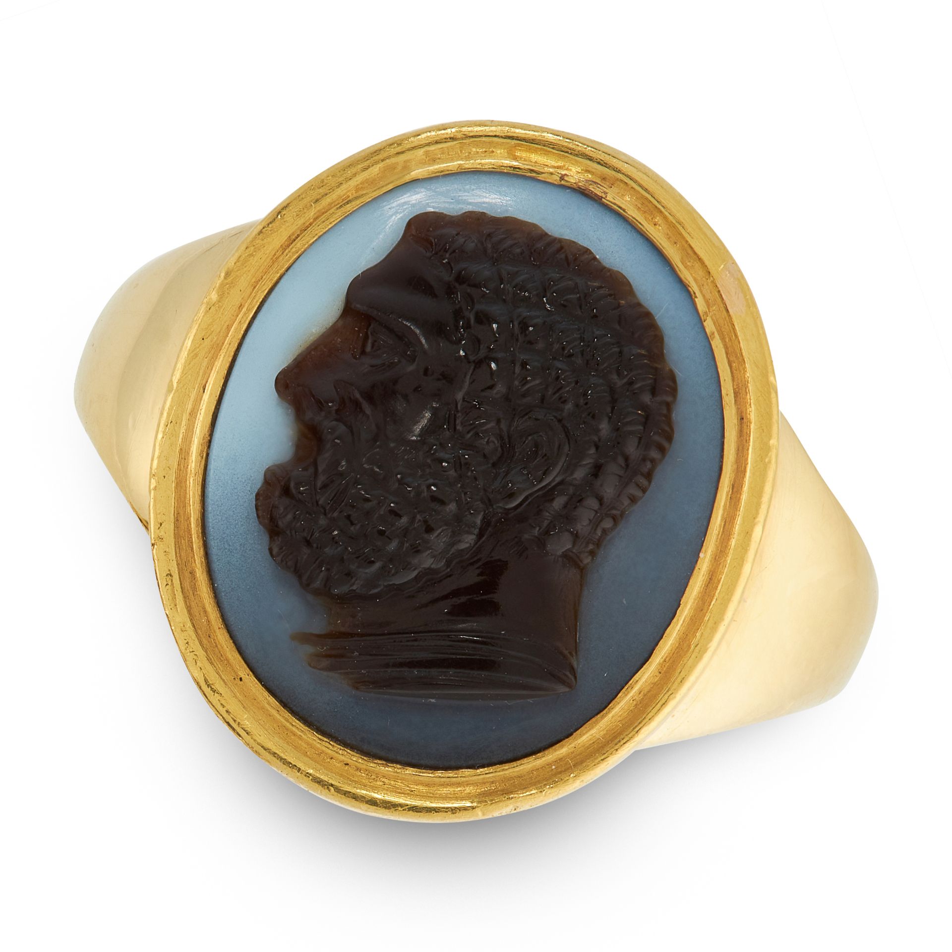 AN ANTIQUE HARDSTONE CAMEO RING 18TH - 19TH CENTURY in yellow gold, the oval agate cameo carved in