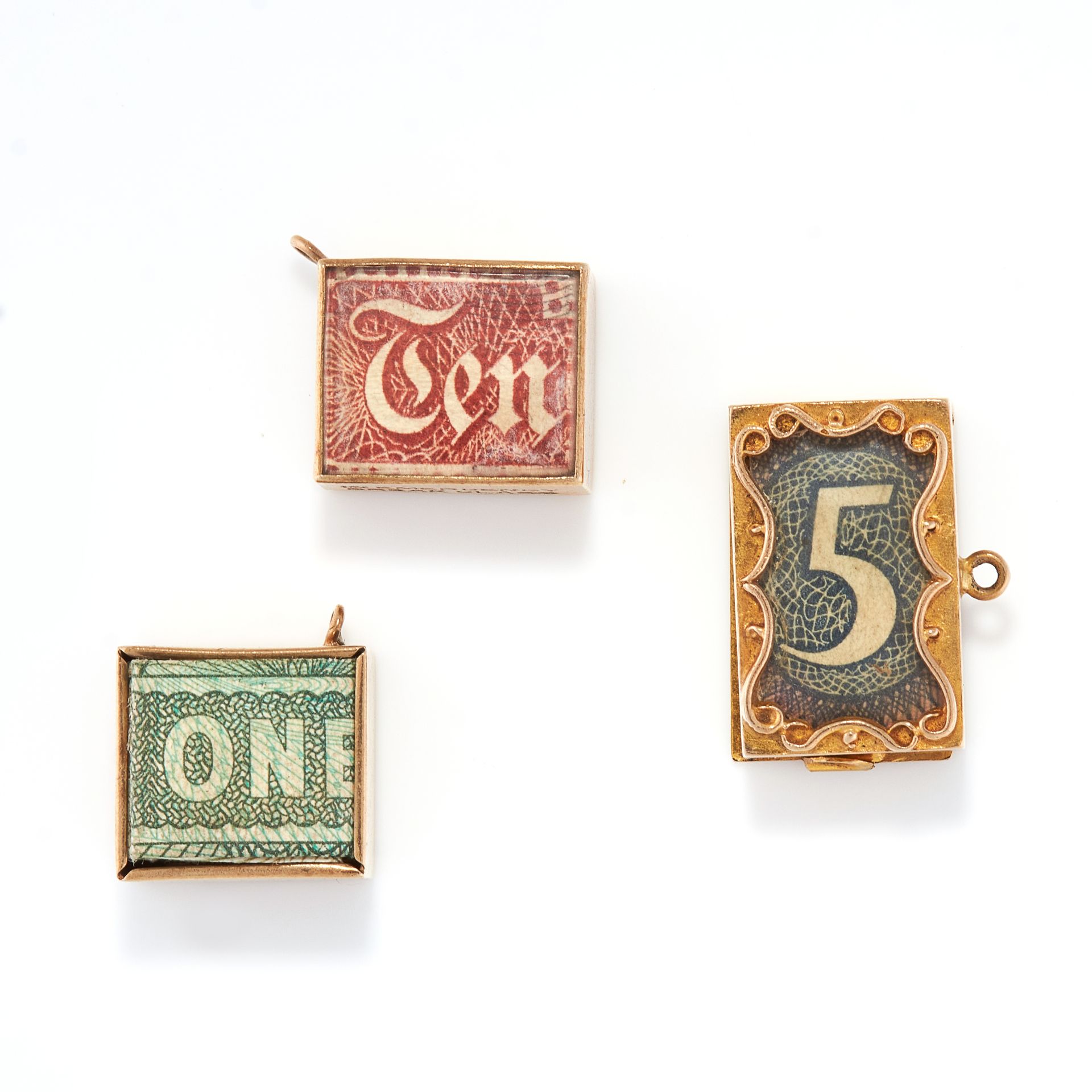 A SET OF THREE MONEY BOX PENDANTS in yellow gold, in rectangular design, each contains a folded