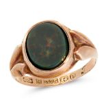 AN ANTIQUE BLOODSTONE SEAL / SIGNET RING, 1904 in yellow gold, set with a polished piece of