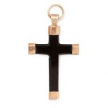 AN ANTIQUE ONYX CROSS PENDANT in yellow gold, designed as a cross carved from a single piece of