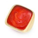 A CARNELIAN INTAGLIO SEAL / SIGNET RING in 18ct yellow gold, the cushion shaped face set with a