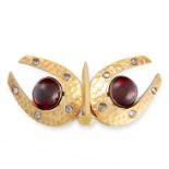 AN ANTIQUE GARNET AND DIAMOND HORSESHOE BROOCH, CIRCA 1900 in yellow gold, Equestrian interest,