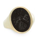 AN ANTIQUE HARDSTONE INTAGLIO SEAL / SIGNET RING in high carat yellow gold, the oval face set with a