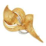 A TEXTURED GOLD BROOCH in abstract design, 6cm, 8.2g.