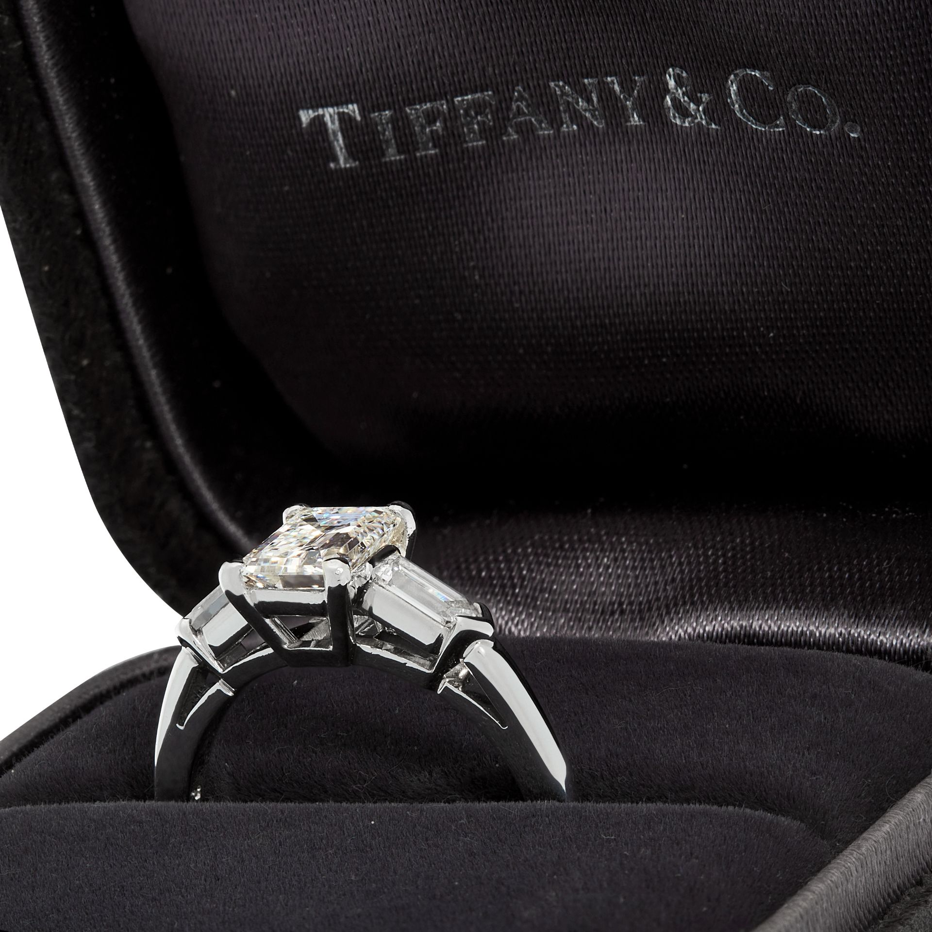 A SOLITAIRE DIAMOND ENGAGEMENT RING, TIFFANY & CO in platinum, set with an emerald cut diamond of - Bild 2 aus 2