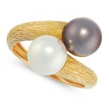A VINTAGE BLACK AND WHITE PEARL TOI ET MOI DRESS RING in 18ct yellow gold, the twisted, textured