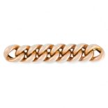 AN ANTIQUE CURB LINK CHAIN BAR BROOCH in 9ct yellow gold, in the form of a row of eight curb