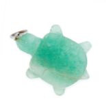 A HARDSTONE TURTLE PENDANT set with a carved green hardstone turtle, unmarked, 4cm, 8.00g