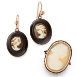 A CAMEO RING TOGETHER WITH A PAIR OF CAMEO EARRINGS in yellow gold, each carved to depict the