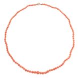 AN ANTIQUE CORAL BEAD NECKLACE in yellow gold, comprising a single row of graduated coral beads